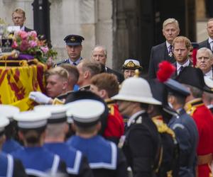 Trumna z Królową przybyła do Westminsteru