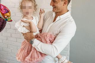 Jakub Rzezniczak z córką 