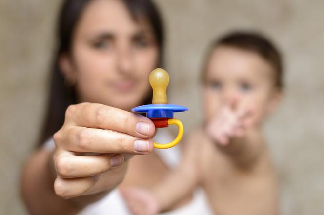 Czy oblizywanie przez mamę smoczka jest  bezpieczne dla dziecka?