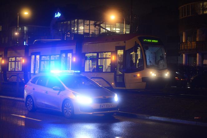 Makabra w tramwaju na Bródnie. Zwłoki spadły z siedzenia. Mężczyzna był martwy od kilku godzin?