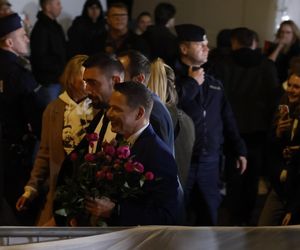 Wyszli z TVP po debacie. Trzaskowski i Nawrocki twarzą w twarz z kamerami