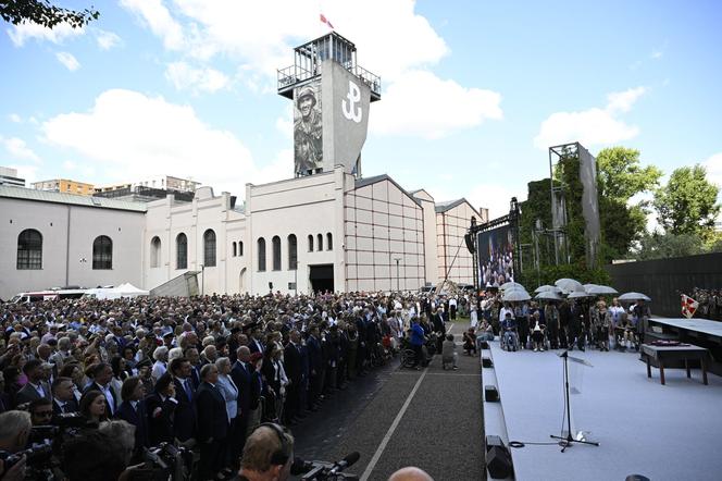 Prezydenci podziękowali Powstańcom Warszawskim. Spotkanie weteranów z  Andrzejem Dudą i Rafałem Trzaskowskim