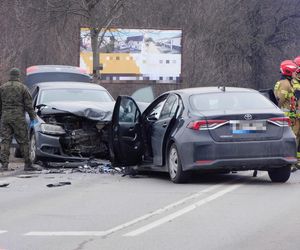 Czołowe zderzenie z nieoznakowanym radiowozem! Ranne cztery osoby, w tym policjanci 