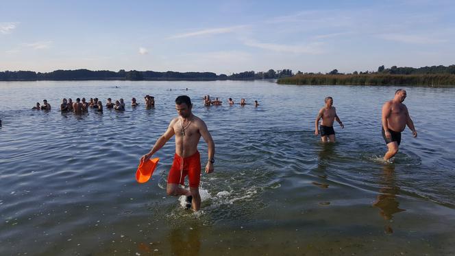 Morsy z Grudziądza rozpoczęły sezon. Pierwsza kąpiel w Jeziorze Rudnickim. Posłuchaj relacji! [AUDIO, ZDJĘCIA]