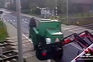 Traktorem przepychał kombajn przez zamknięty przejazd kolejowy. Chwilę później nadjechał pociąg