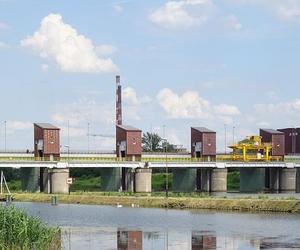 W środku nocy wjechał samochodem do Wisły. Audi wyciągnęli strażacy. Kierowca był pijany