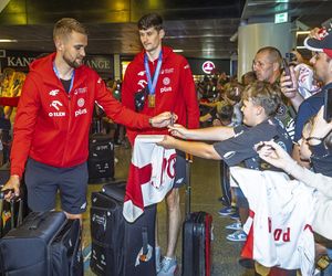 Tłumy przywitały Polaków po Lidze Narodów! Siatkarze wrócili do Polski. Szał na lotnisku