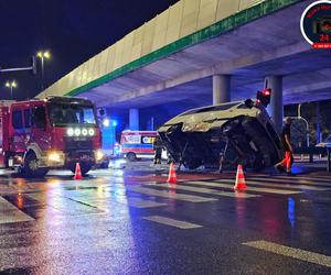 Fatalny wypadek w Warszawie. Bus wywrócił się na drodze, wielu rannych 