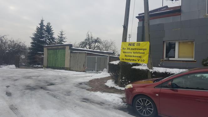 Mieszkańcy Dąbrowy Górniczej nie chcą masztu nadawczego na budynku szkoły