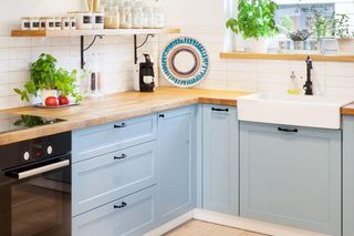 Czarna bateria w kuchni