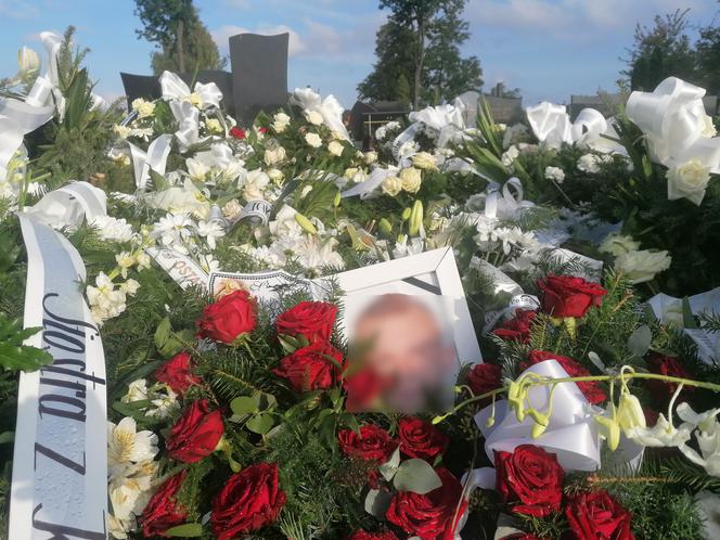 Morze białych róż na grobie 19-letniego Jakuba