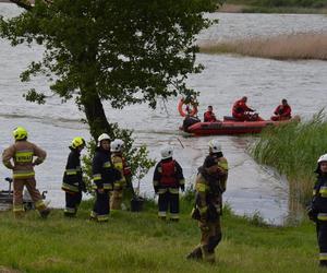 Tragedia na jeziorze Łabędź. Wiatr przewrócił łódkę, wędkarz wpadł do wody