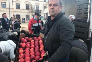 100 jabłek na 100-lecie niepodległości. W Lublinie rozdają „jabłka wolności” [ROZMOWA, AUDIO]