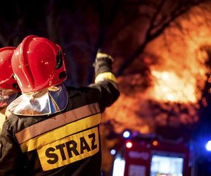 Pożar hali pod Warszawą. Strażacy walczą z ogniem. Czy są poszkodowani?