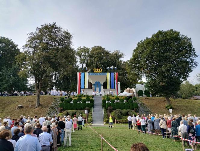 Rocznica koronacji Matki Bożej Kębelskiej w Wąwolnicy. Pojawiło się tysiące wiernych. Zobacz