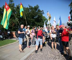 Pielgrzyma na Jasną Górę ruszyła z Krakowa. Tłumy uczestników zmierzają do Częstochowy