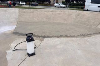 Czy nowa metoda się sprawdzi? Zakończono pierwsze prace naprawcze na Skateplazie w Lesznie