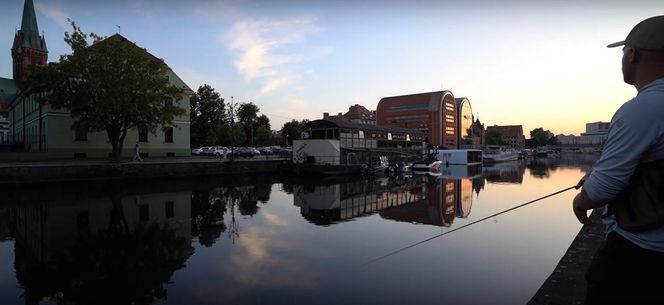 Wędkują w środku miasta i to nocą. Brda i centrum Bydgoszczy to raj dla miłośników street fishingu