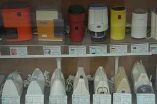 Te przedmioty w PRL-u miał w domu każdy. Dziś są warte fortunę. Sprawdź, czy nie masz na strychu 