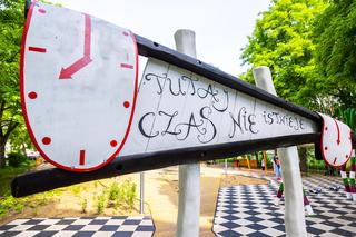 Plac zabaw inspirowany Alicją w krainie czarów