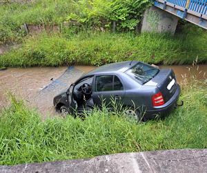 Osobowa skoda wpadła do potoku w Tarnowie. Kierowca zasnął za kierownicą