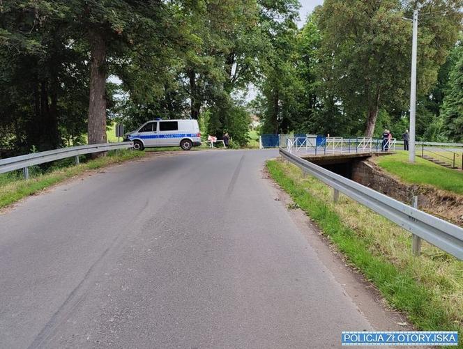 20-latek stracił panowanie nad samochodem. Staranował barierki i wpadł do rzeki 