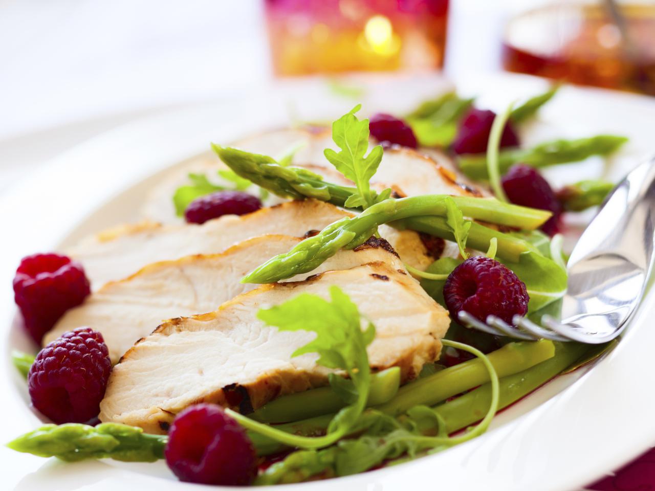 Sałatka ze szparagów z kurczakiem - lekka przekąska [przepis]