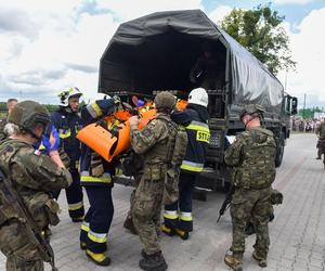 Efektowne ćwiczenia WOT w Czernikowie pod Toruniem. Scenariusz zakładał atak przeciwnika na szkołę z kilkudziesięcioma uczniami