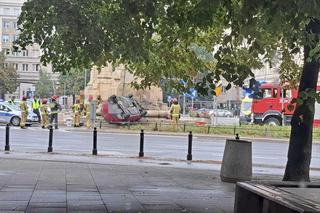 Pijany roztrzaskał się samochodem na pl. Konstytucji. To policjant stołecznej drogówki