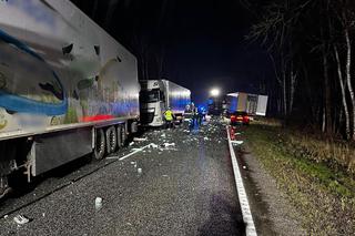 Wypadek na DK 10 pod Bydgoszczą! Zderzyły się dwie ciężarówki i osobówka [ZDJĘCIA]