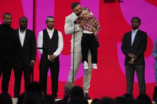 Drake z synkiem na gali Billboard Music Awards 2021