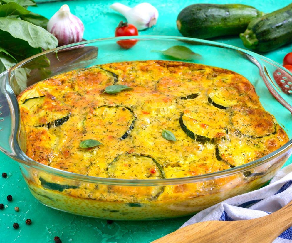 Cukinia zapiekana z jajkiem i serem - wprost z piekarnika. Przepis, który przebija klasyczny omlet