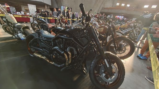 Kustomhead 2025 we Wrocławiu. W Hali Stulecia pokazano zabytkowe amerykańskie auta, motocykle i rowery 