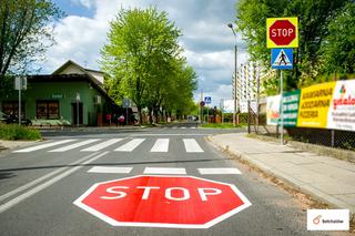 Bełchatów: Kolejne piktogramy na ulicach. Czemu mają służyć znaki naklejone na asfalcie? 