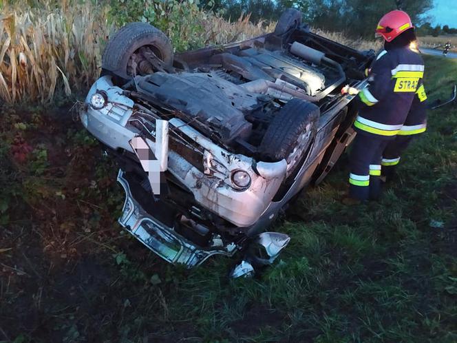 Groźny wypadek w powiecie bydgoskim! Auto wylądowało na dachu! [ZDJĘCIA]