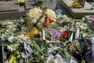 Białą urnę przykryły kwiaty. Przyjaciele zamordowanej Wiktorii cały czas czuwają przy grobie