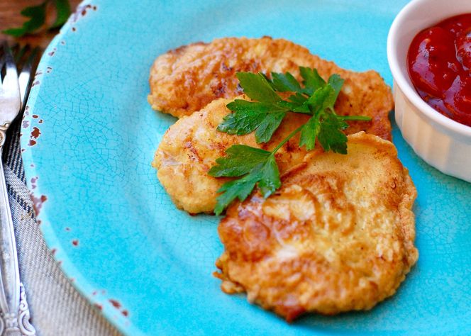 Kotleciki drobiowe w cieście serowym: przepis na szybki obiad z piersi kurczaka