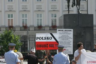 Nieudana próba przeniesienia krzyża sprzed Pałacu Prezydenckiego 3.08.2010