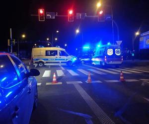 Niebezpieczny wypadek w Tarnowie. Dwie osobówki zderzyły się czołowo na skrzyżowaniu