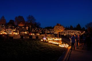 Tysiące zniczy rozświetliło polskie cmentarze. Niezwykły widok po zmroku