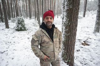 Archeolog, członek zespołu badawczego Wdeckiego Parku Krajobrazowego Olaf Popkiewicz w miejscu pozostałości obozowiska oddziału Armii Krajowej na terenie Wdeckiego Parku Krajobrazowego w Lipinkach,