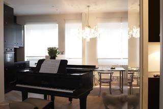 Wnętrze mieszkania z fortepianem w roli głównej czyli styl vintage w Warszawie