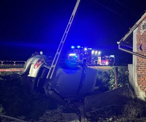 19-latek wypadł z drogi i uderzył w dom. Golf w strzępach, to cud że żyją!