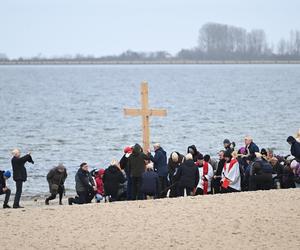 Droga krzyżowa brzegiem morza