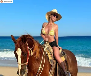 Britney Spears jeździ na koniu po gorącej plaży i śpiewa [WIDEO]