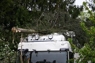 Wypadek w Tyczynie. Tir wjechał w przystanek.