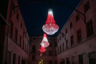 Na podwórzu przy ul. Piotrkowskiej 118 zawisły kryształowe kandelabry