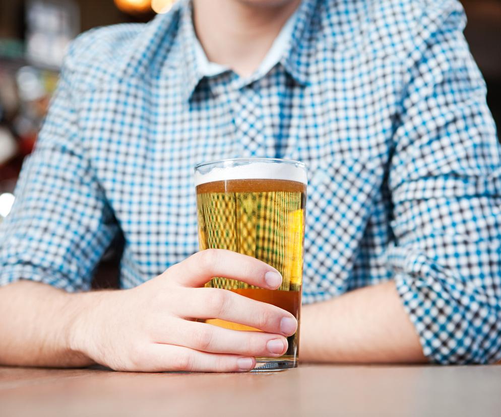 Piwo to nie napój dla każdego. Lekarz wyjaśnia, kto szczególnie powinien go unikać