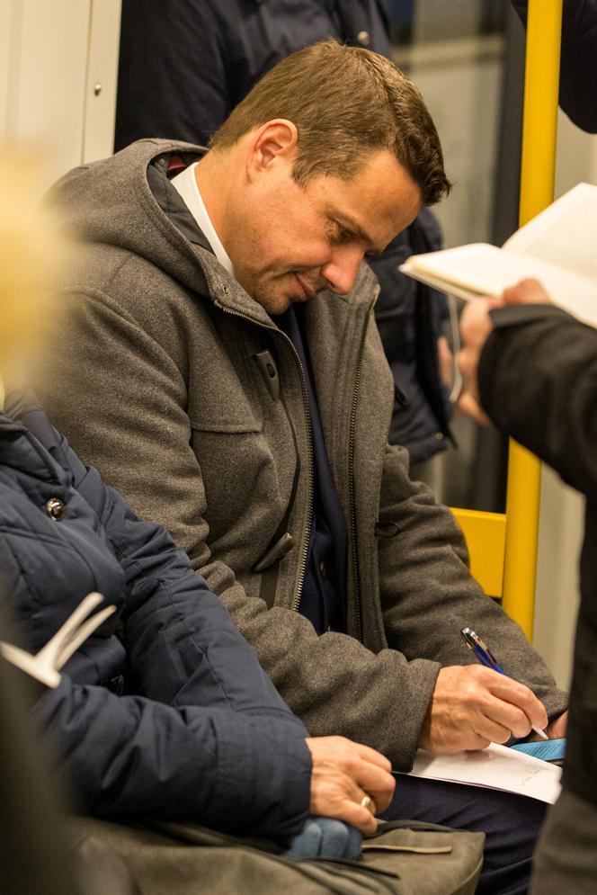 Rafał Trzaskowski jedzie z rodziną metrem na zaprzysiężenie