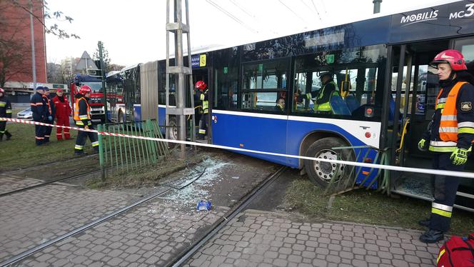 Dramatyczny wypadek w Krakowie. Tramwaj zderzył się z autobusem, są ranni
